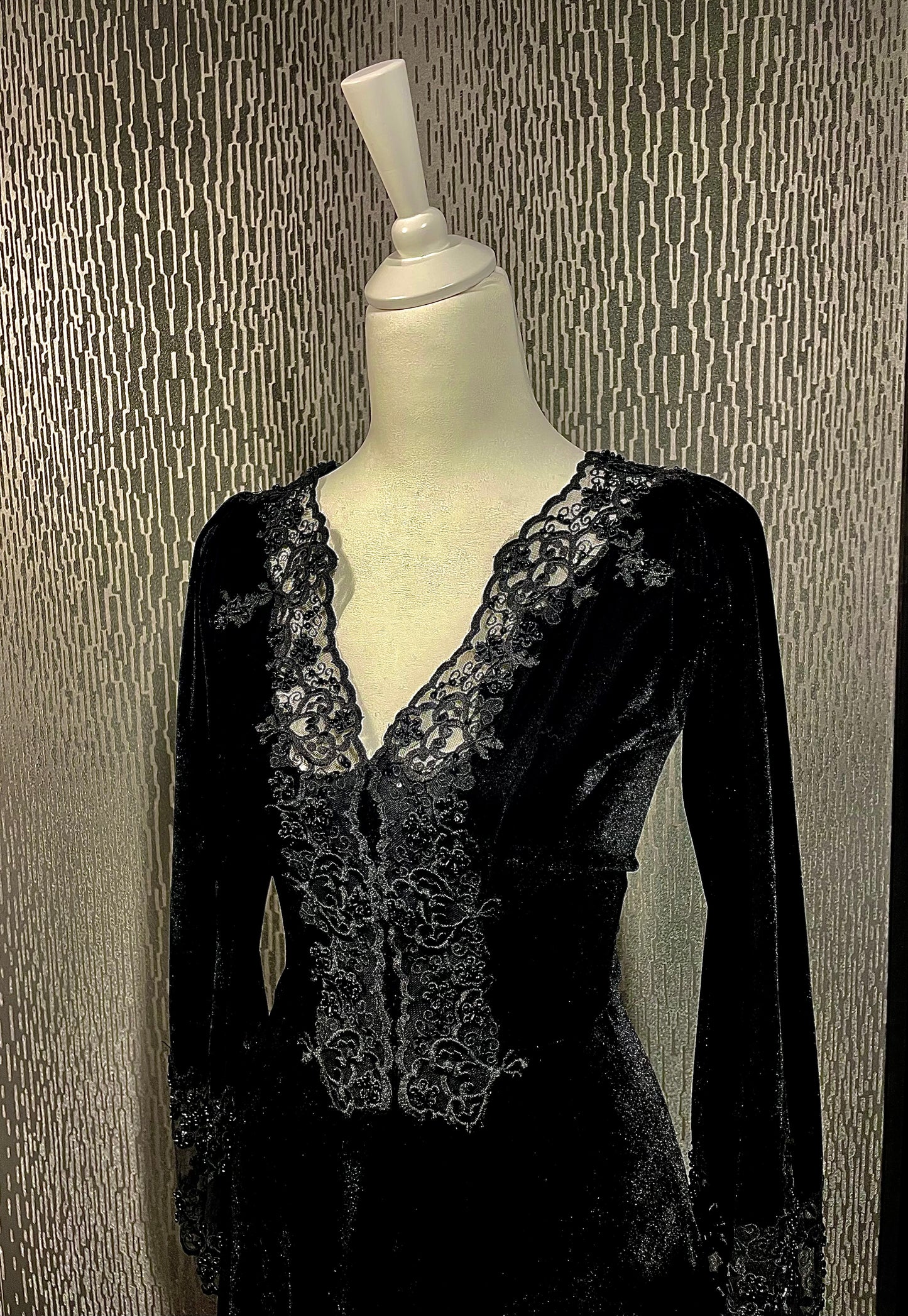 Vestito velluto nero con intarsi in pizzo