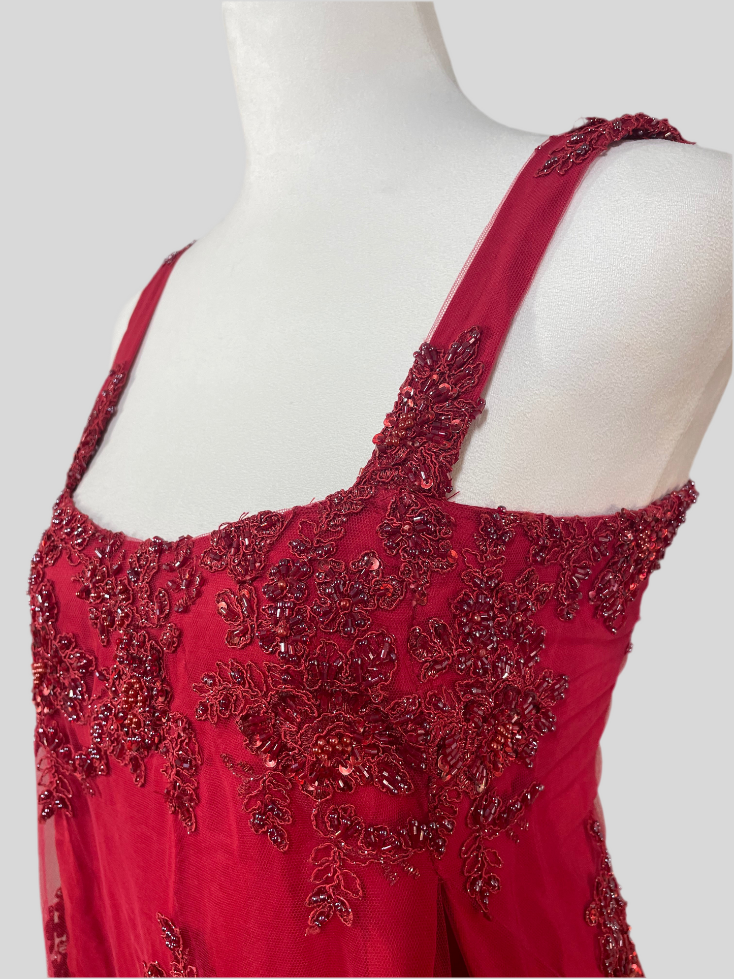 Vestito in tulle e seta ricamato con perline