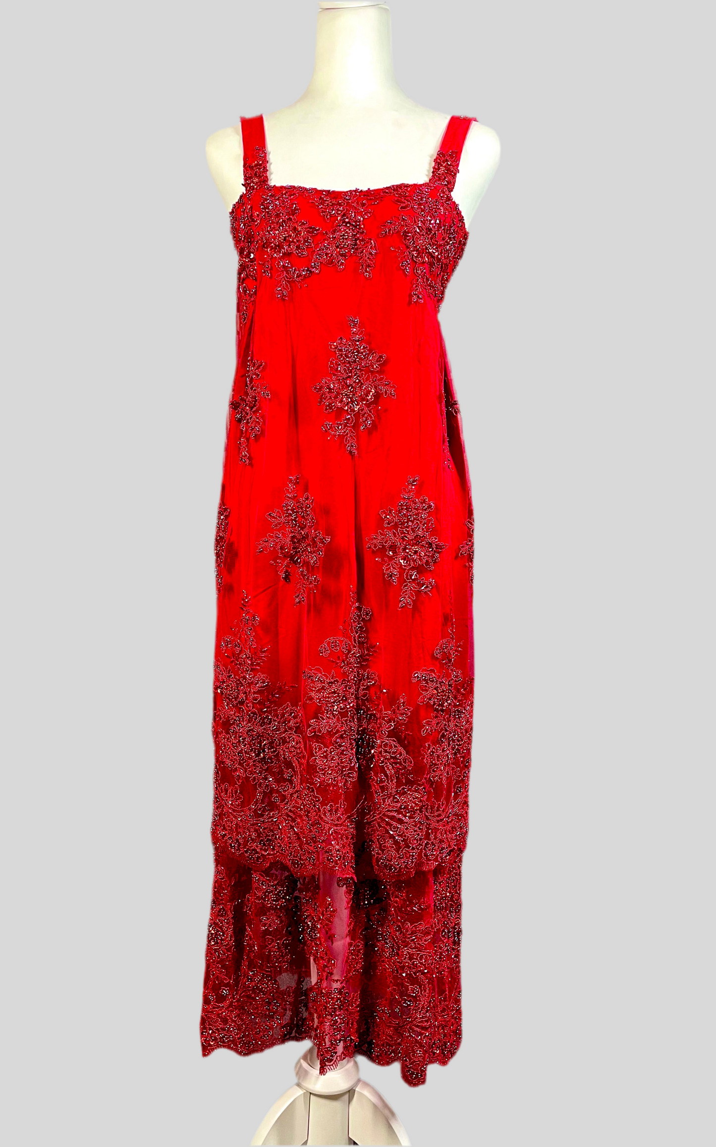 Vestito in tulle e seta ricamato con perline