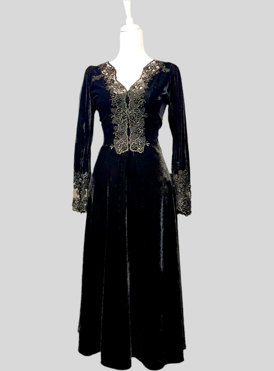 Vestito velluto nero con intarsi in pizzo